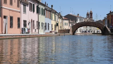 Comacchio, Emilia Romagna, Italy with canal bridge and colorful houses Vídeo Stock 109287710
