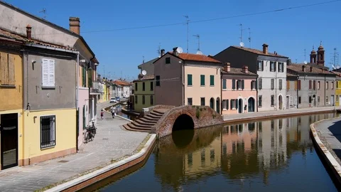 Comacchio, Emilia Romagna, Italy with canal bridge and colorful houses Видео 109287787