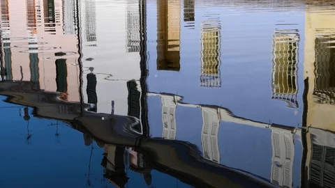 Comacchio, Emilia Romagna, Italy - Reflection of colorful houses in the canal Vídeo Stock 109287826