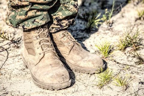 Combat boots in the desert Foto stock