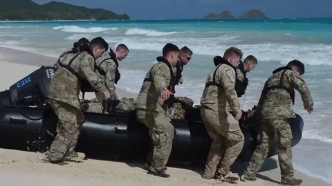 Combat rubber raiding craft being carried to the sea by U.S. Marines Vidéo 82932655