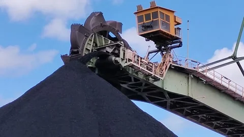 Combi Machine discharging Coal in the Port of Rotterdam Stock Footage 199961929