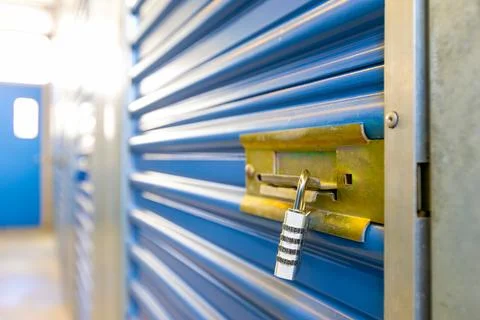 Combination lock on self storage door Foto stock