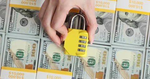 Combination lock on a stack of 100 dollar bills Stockbeeldmateriaal 276413896