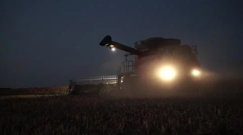 Combine extending auger at night while harvesting sorghum Vídeo Stock 58273466