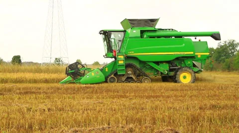 Combine harvester rice Stock-Footage 32121398