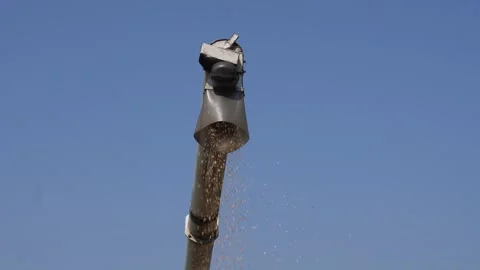 Combine harvester unloading Stock-Footage 333987648
