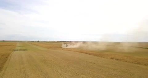 Combine harvesting evolving in Canada Saskatchewan 動画素材 130274050