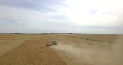 Combine harvesting evolving in Canada Saskatchewan during sunset 動画素材 130274704