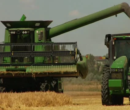 Combine offloads wheat to tractor Video stock 21525810