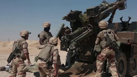 Combined Joint Task Force Soldiers load M777 Howitzer in Iraq Stock Footage 97443670