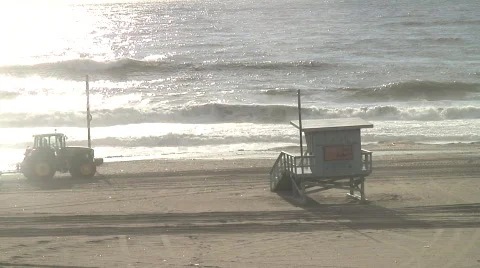 Combing the beach Stockbeeldmateriaal 609831