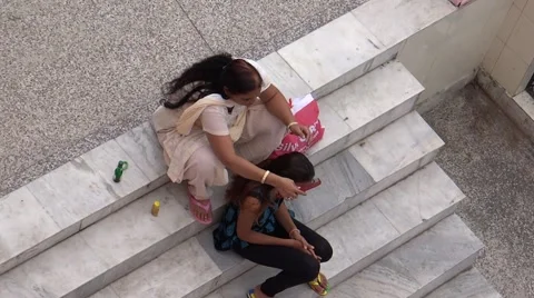 Combing/Mother comb to daughter 스톡 동영상 52709255