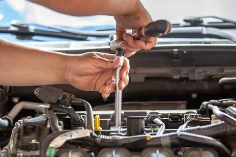 Combustion engine vehicle maintenance, replace of spark plugs Foto stock