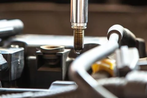 Combustion engine vehicle maintenance, replace of spark plugs Foto stock