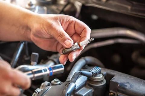 Combustion engine vehicle maintenance, replace of spark plugs Foto stock