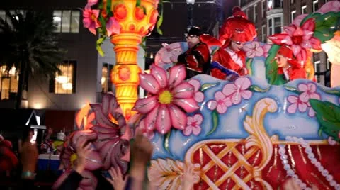 Come Fill the Cup float in mardi gras parade 库存影片 10819004