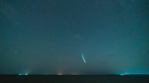 The comet flight over the night cityscape. time lapse Video stock 136141792