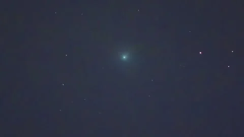 Comet Lemmon C/2020 U6 as seen from the polluted Santiago de Chile city night Vídeos de archivo 139391647