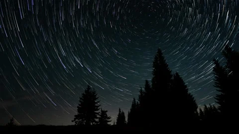 Comet-shaped star trails in the night sky Stock Footage 143378738