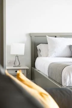 Comfortable bedroom with modern decor and cozy lighting in a serene setting Foto stock