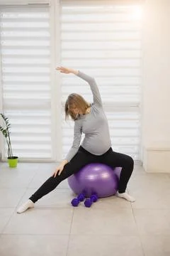 Comfortable home training during pregnancy. Exercises for body stability. V.. 스톡 사진