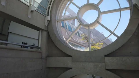 Comic Con SDCC 2019 - Circle Window with logo, escalator to floors Stockbeeldmateriaal 112942606