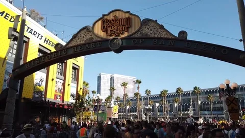 Comic-Con SDCC 2019 Gaslamp Plaza Sign Hyperlapse Timelapse Stockbeeldmateriaal 112942313