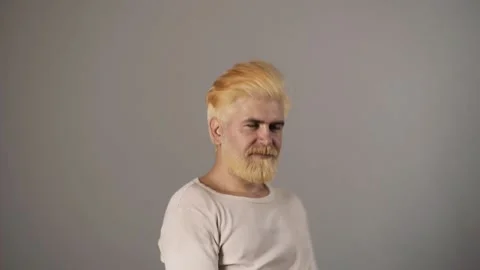 Comic funny blonde man dancing. Human emotions, hipster with funny face. Glad Vidéo 167301938