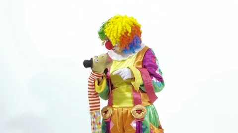 Coming circus clown playing with puppet amusingly Видео 70286134