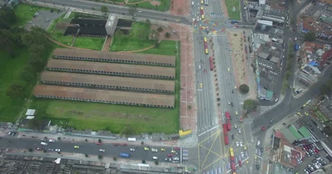 Coming down over Avenida El Dorado to reveal the western side of Bogota Vidéo 66652900