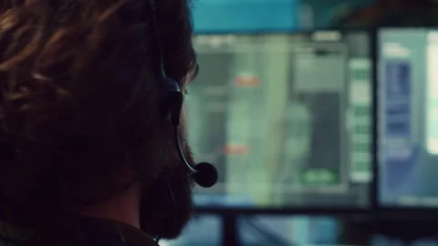 Commander communicating with allied forces and transmitting data 動画素材 276920781