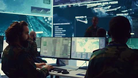 Commander communicating with allied forces and transmitting data 库存照片