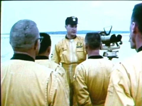A commander gives parachuters a brief feedback on their skydiving and the Vidéo 75296975