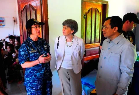 The commander of Pacific Partnership 2010, Capt. Lisa M. Franchetti, explai.. Stock Photos