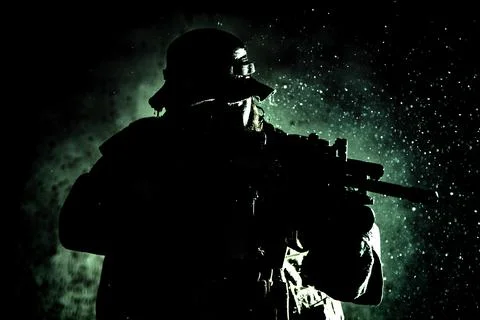 Commando fighter with rifle sneaking in darkness Foto stock