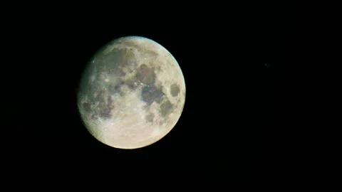 Commercial airliner flight path eclipses the full moon Vídeo Stock 334524219