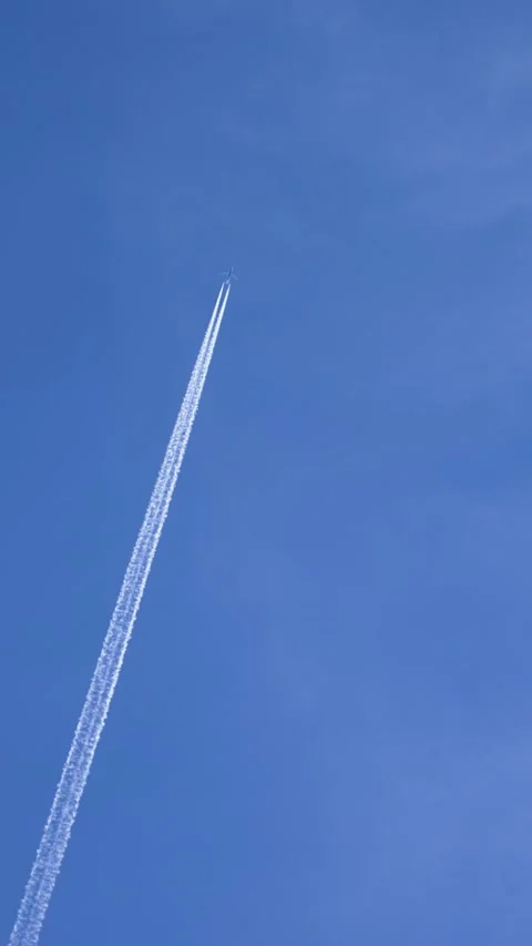 Commercial airplane flying high in clear blue sky during long distance journey. Vídeos de archivo 331160153