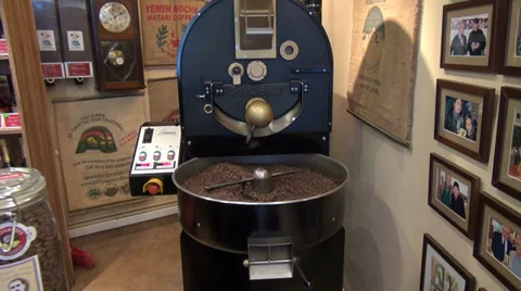 Commercial drum type coffee roaster, coffee shop, roasting coffee beans Vídeos de archivo 32354980