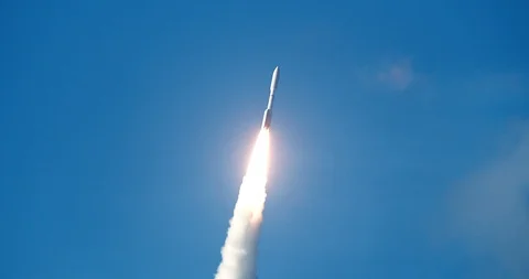 Commercial space rocket launch with smoke Vídeo Stock 90827527