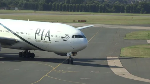 Commerical Aircraft pivot on taxiway 動画素材 128990053