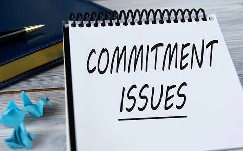 COMMITMENT ISSUES - words in a notebook on the background of a weekly and a.. Foto stock
