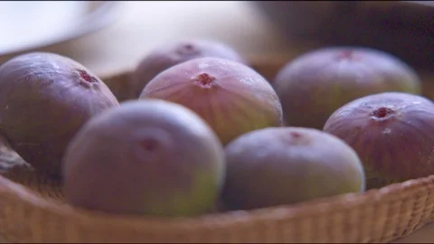 Common figs on wicker tray Stock-Footage 76136236