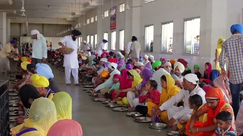 Communal free kitchen [ langar ] Vídeos de archivo 91217231