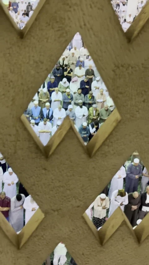 Communal Prayer Seen Through Mosque Lattice During Pilgrimage Vídeo Stock 321282474