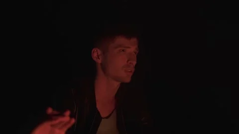 Communication of young people sitting in a circle in front of the fire Vidéo 196838567