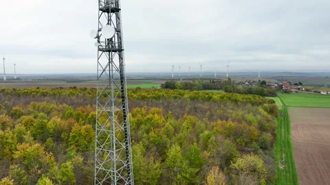Communications tower - aerial view Stockbeeldmateriaal 220517174