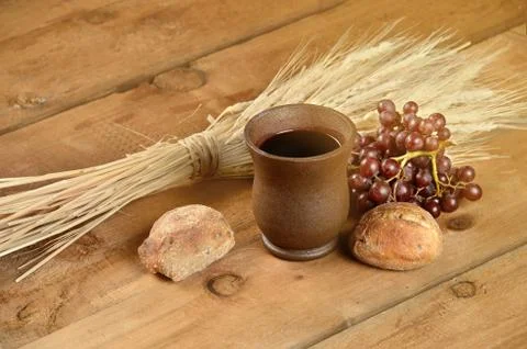 Communion Elements on Vintage Table Foto stock