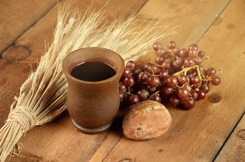 Communion Elements on Wooden Table Foto stock