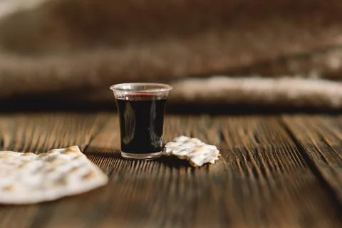 Communion. Religious tradition of breaking bread. Bread and wine Foto stock